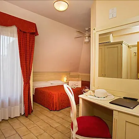 Hotel Lo Squalo 3*