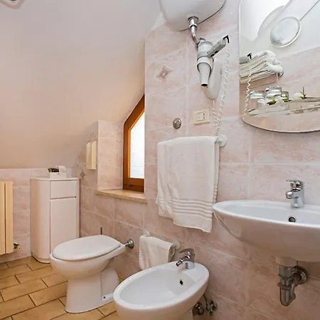 Lo Squalo Отель Гроттамаре