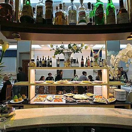 Hotel Lo Squalo 3*