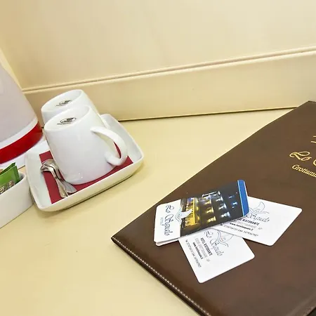 Lo Squalo Отель