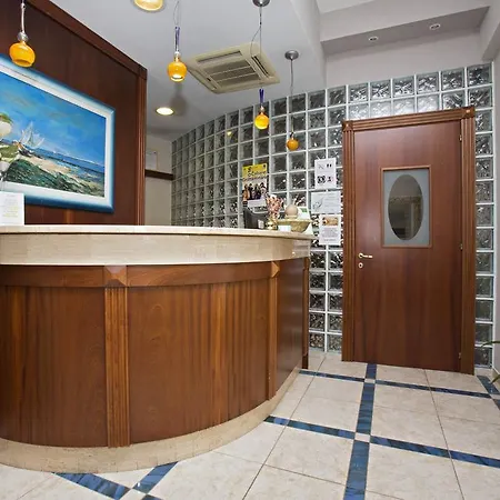 Отель Lo Squalo 3*